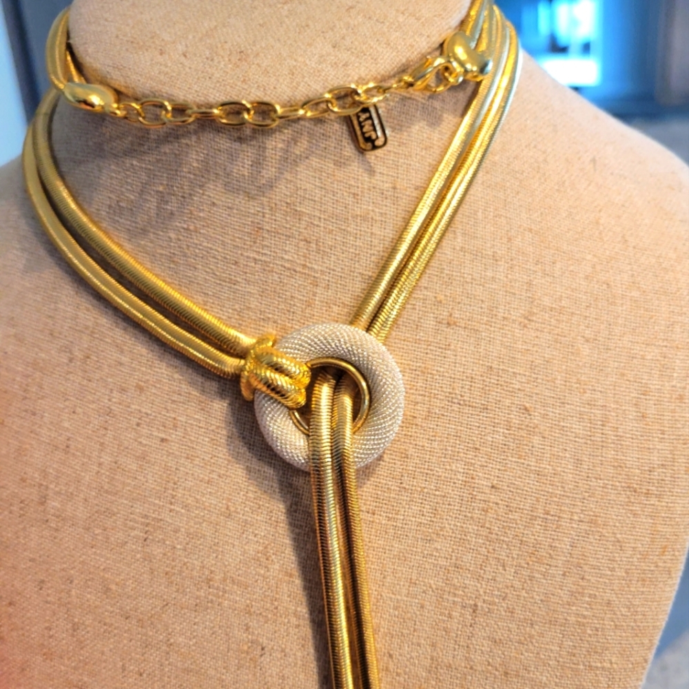 VINTAGE BEAUTIFUL 24"LONG NECKLACE BY JOANS NEW YORK